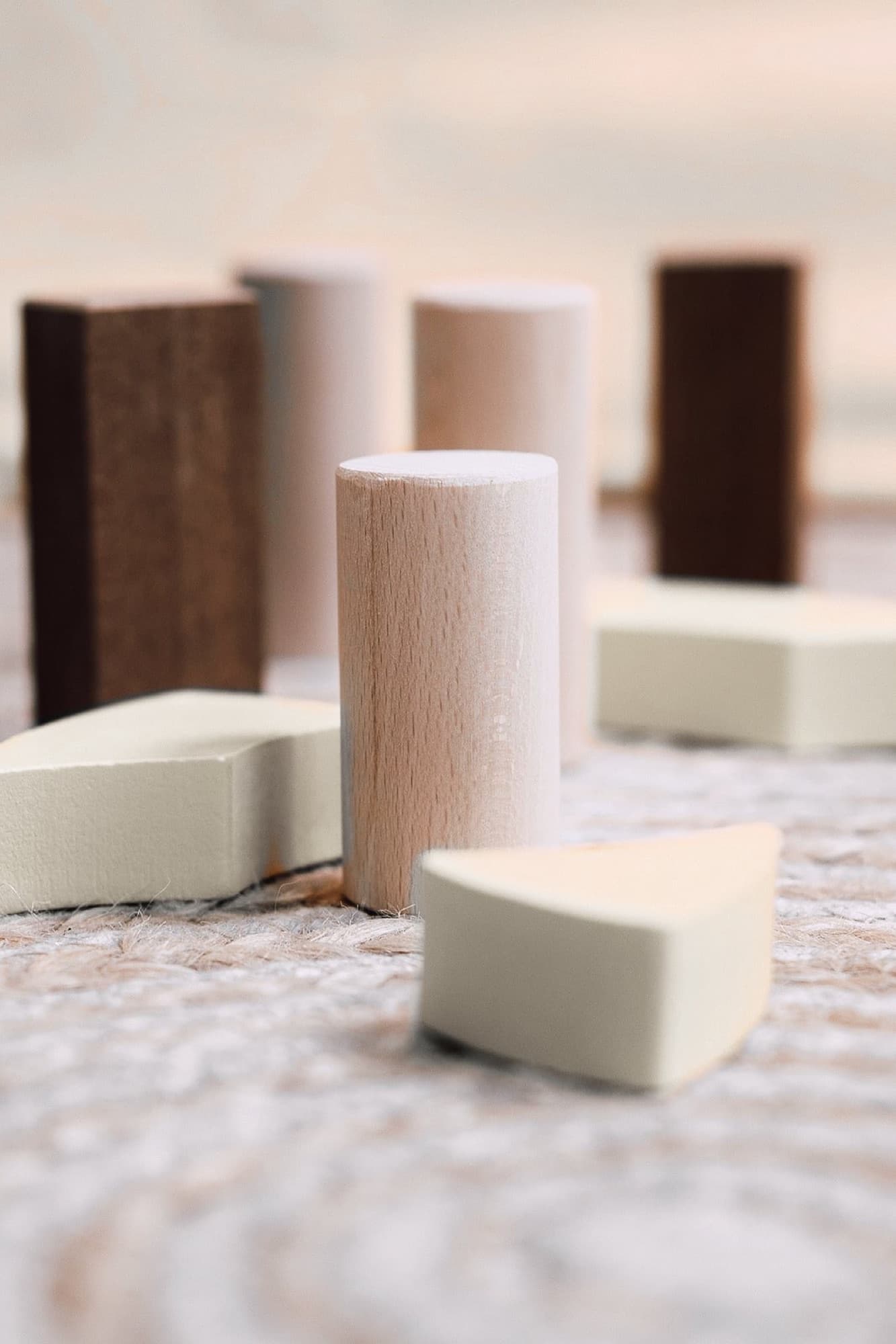 Houten blokjes in een opstelling op een tafel